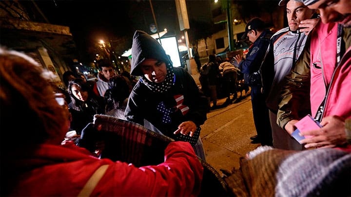 / La gente se congrega en una calle mientras recibe cobijas tras el terremoto. Ciudad de México, México. / Edgard Garrido / Reuters
