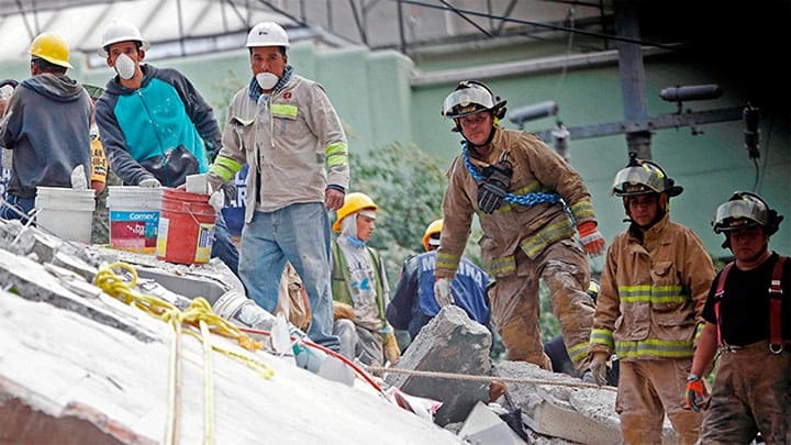 / Rescatistas trabajan en un edificio derrumbado después del terremoto que sacudió la zona centro de la República Mexicana. / Henry Romero / Reuters