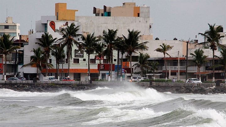/ Las olas antes de la llegada del huracán Katia en Veracruz (México), el 7 de septiembre de 2017. / Reuters