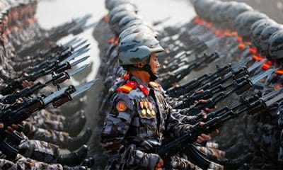 Soldados norcoreanos en el desfile militar en honor al 105 aniversario del nacimiento del padre fundador del país, Kim Il Sung, en Pionyang, el 15 de abril de 2017. / Damir Sagolj