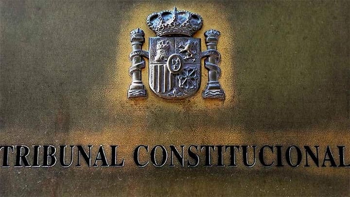 / Placa de la entrada del edificio del Tribunal Constitucional de España en Madrid. Susana Vera / Reuters