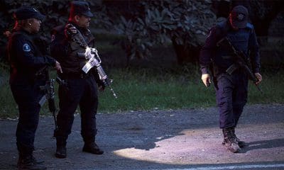/ Policías realizan inspecciones en un retén luego que 13 personas fueron asesinadas en enfrentamientos entre grupos rivales en el Uruapan, Michoacán, el 13 de septiembre de 2017. / Reuters
