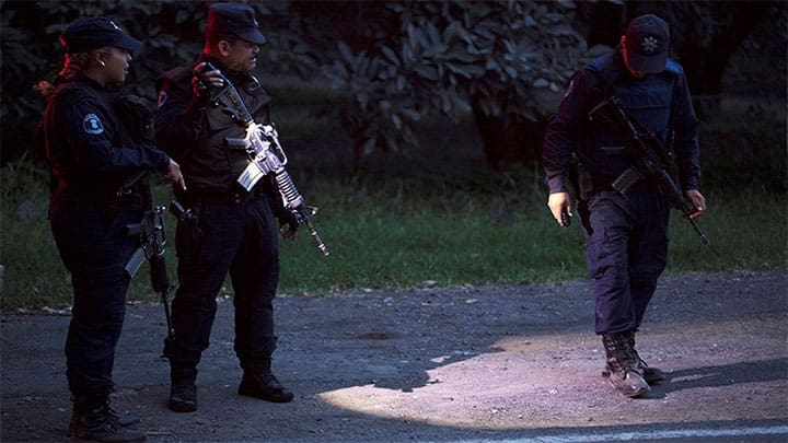 / Policías realizan inspecciones en un retén luego que 13 personas fueron asesinadas en enfrentamientos entre grupos rivales en el Uruapan, Michoacán, el 13 de septiembre de 2017. / Reuters