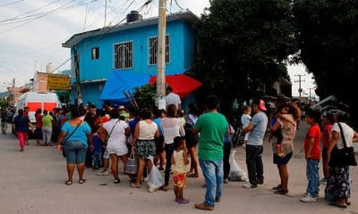 / Los mexicanos hacen cola para recibir donaciones / Henry Romero / Reuters