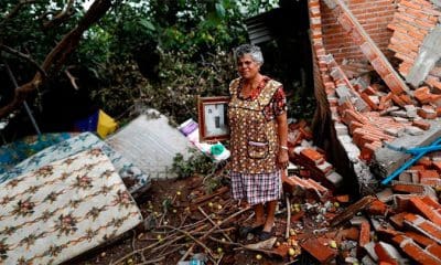/ René Contreras, de 20 años, estudiante, entre los restos de su casa en Jojutla de Juárez. "Ahora vivo con mi hermano. Mañana un hombre de buen corazón me construirá una casa de emergencia. Lucharé para salir adelante". Edgard Garrido / Reuters