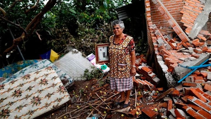 / René Contreras, de 20 años, estudiante, entre los restos de su casa en Jojutla de Juárez. "Ahora vivo con mi hermano. Mañana un hombre de buen corazón me construirá una casa de emergencia. Lucharé para salir adelante". Edgard Garrido / Reuters