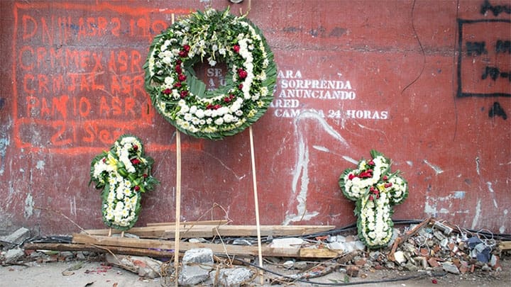 / Ofrenda colocada por la sociedad civil en los restos del edificio 1-C de la Unidad Habitacional Tlalpan. RT / Heriberto Paredes