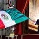 / El presidente Enrique Peña Nieto ondea la bandera de México durante el acto conmemorativo de la Independencia del país. / Edgard Garrido / Reuters