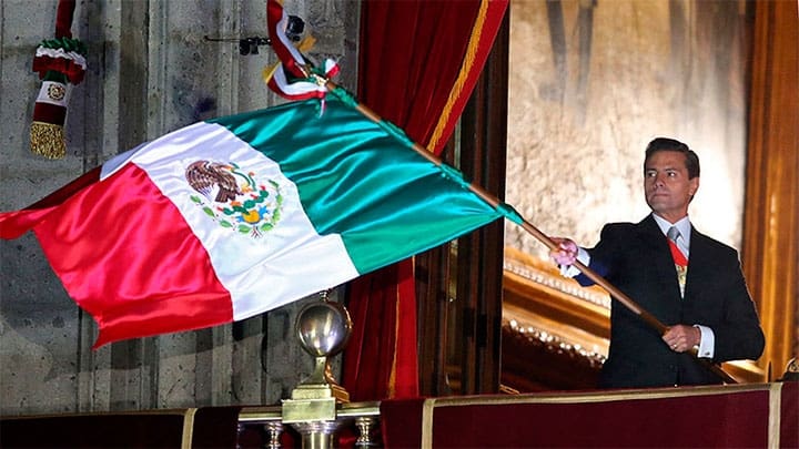 / El presidente Enrique Peña Nieto ondea la bandera de México durante el acto conmemorativo de la Independencia del país. / Edgard Garrido / Reuters