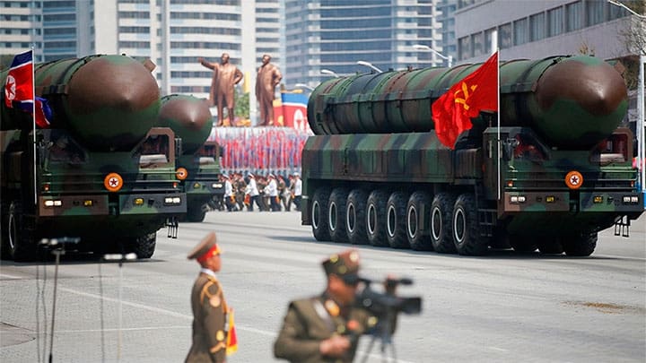 / Misiles balísticos intercontinentales de Corea del Norte en un desfile militar en Pionyang. / Reuters