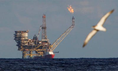 / Una plataforma petrolera en el yacimiento petrolífero de Al Bouri, a unas 70 millas náuticas al norte de la costa de Libia, el 5 de octubre de 2017. / Darrin Zammit Lupi / Reuters