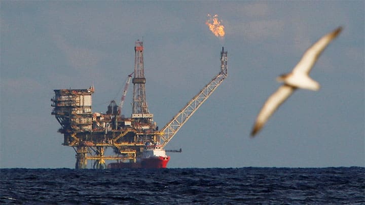 / Una plataforma petrolera en el yacimiento petrolífero de Al Bouri, a unas 70 millas náuticas al norte de la costa de Libia, el 5 de octubre de 2017. / Darrin Zammit Lupi / Reuters
