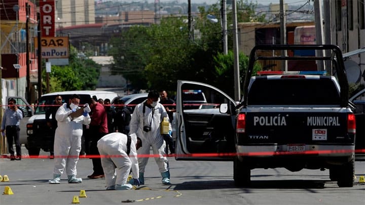 / Investigadores forenses trabajan en una escena del crimen en México. / Jose Luis Gonzalez / Reuters