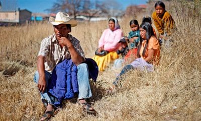 / Una familia de indígenas tarahumara en Guachochi, México, el 30 de noviembre de 2011. / Jose Luis Gonzalez / Reuters