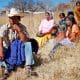 / Una familia de indígenas tarahumara en Guachochi, México, el 30 de noviembre de 2011. / Jose Luis Gonzalez / Reuters
