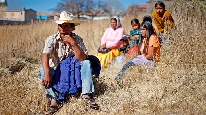 / Una familia de indígenas tarahumara en Guachochi, México, el 30 de noviembre de 2011. / Jose Luis Gonzalez / Reuters