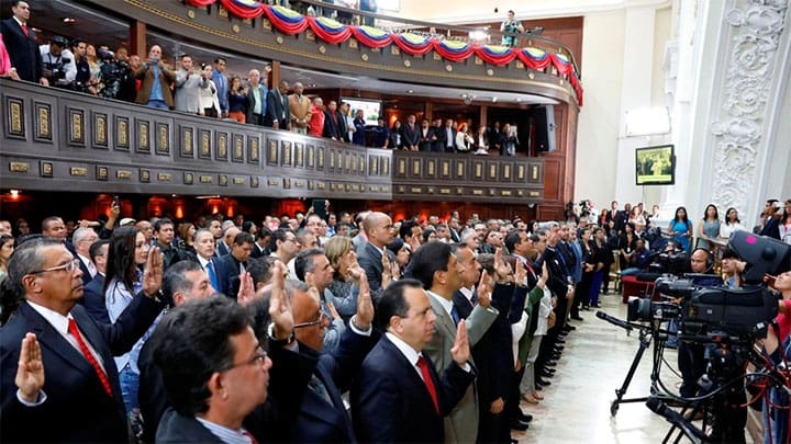 / Los gobernadores recientemente electos de la Asamblea Nacional Constituyente son vistos durante la ceremonia de juramentación en el Palacio Federal Legislativo, en Caracas, Venezuela, el 18 de octubre de 2017. / Marco Bello / Reuters