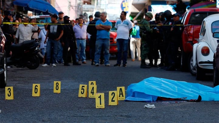 / La escena de un crimen donde un hombre yace muerto en Chilpancingo, Guerrero. Henry Romero / Reuters