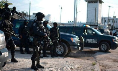 / Policías federales resguardan una cárcel de Cancún, en México , tras un altercado entre prisioneros. / Victor Ruiz Garcia / Reuters