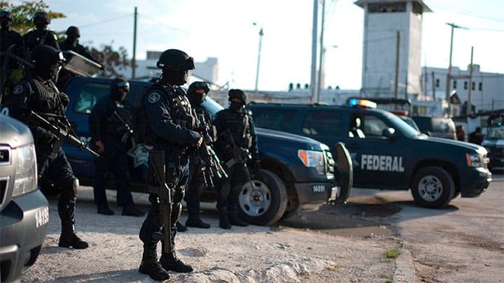 / Policías federales resguardan una cárcel de Cancún, en México , tras un altercado entre prisioneros. / Victor Ruiz Garcia / Reuters