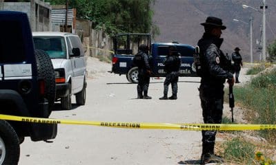 / Policías montan guardia mientras investigadores forenses trabajan en la exhumación de cuerpos en una fosa común de México. Jorge Duenes / Reuters