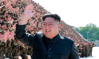 / El líder norcoreano, Kim Jong-un, durante una sesión de fotos con jugadores de la liga juvenil del Ejército Popular de Corea. / KCNA KCNA / Reuters