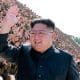 / El líder norcoreano, Kim Jong-un, durante una sesión de fotos con jugadores de la liga juvenil del Ejército Popular de Corea. / KCNA KCNA / Reuters