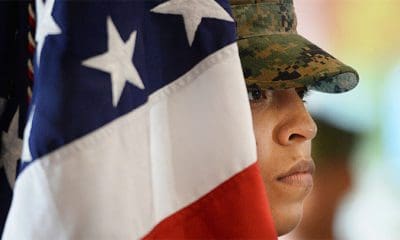 / Un miembro de la Armada de EE.UU. junto a la bandera nacional. Ted Aljibe / AFP