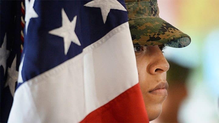 / Un miembro de la Armada de EE.UU. junto a la bandera nacional. Ted Aljibe / AFP