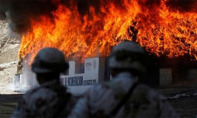 / Soldados hacen guardia mientras se incinera marihuana y otras drogas en un campamento en Tijuana. Jorge Duenes / Reuters