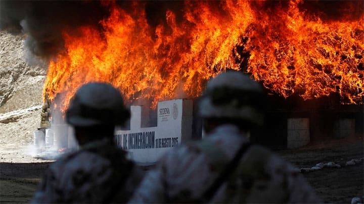 / Soldados hacen guardia mientras se incinera marihuana y otras drogas en un campamento en Tijuana. Jorge Duenes / Reuters