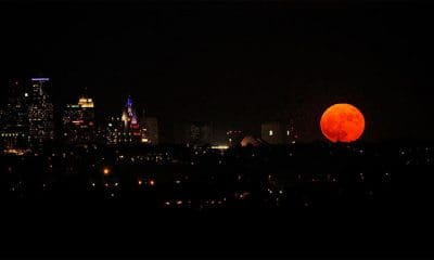 / Una 'superluna' se recorta sobre el horizonte de Kansas City, EE.UU., el 14 de noviembre de 2016. Dave Kaup / Reuters
