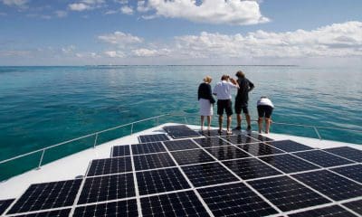 / Cuatro personas observan el mar desde el bote con energía solar más grande del mundo. Gerardo Garcia / Reuters