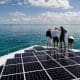 / Cuatro personas observan el mar desde el bote con energía solar más grande del mundo. Gerardo Garcia / Reuters