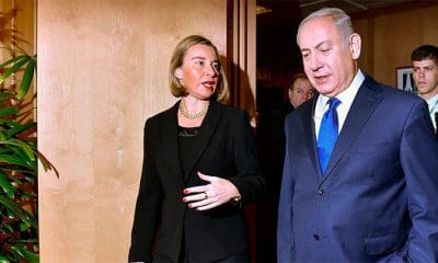 / El primer ministro de Israel Benjamín Netanyahu habla con la titular de política exterior de la Unión Europea Federica Mogherini, Bruselas, el 11 de diciembre de 2017. / ERIC VIDAL / POOL / AFP Síguenos en Faceboo
