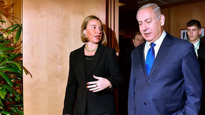 / El primer ministro de Israel Benjamín Netanyahu habla con la titular de política exterior de la Unión Europea Federica Mogherini, Bruselas, el 11 de diciembre de 2017. / ERIC VIDAL / POOL / AFP Síguenos en Faceboo