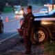 / Un oficial de policía realiza inspecciones luego de que 13 personas murieran en una batalla entre pandillas rivales en Michoacán. Alan Ortega / Reuters