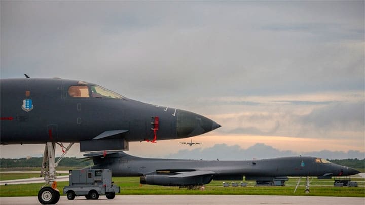 / Dos bombarderos estratégicos B-1 Lancer en la pista de despegue / Reuters