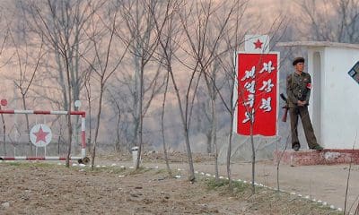 / Un soldado norcoreano en la orilla del río Yalu, al norte de Sinuiju, Corea del Norte, el 1 de abril de 2017. Damir Sagolj / Reuters