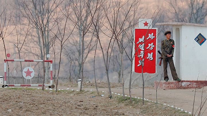 / Un soldado norcoreano en la orilla del río Yalu, al norte de Sinuiju, Corea del Norte, el 1 de abril de 2017. Damir Sagolj / Reuters