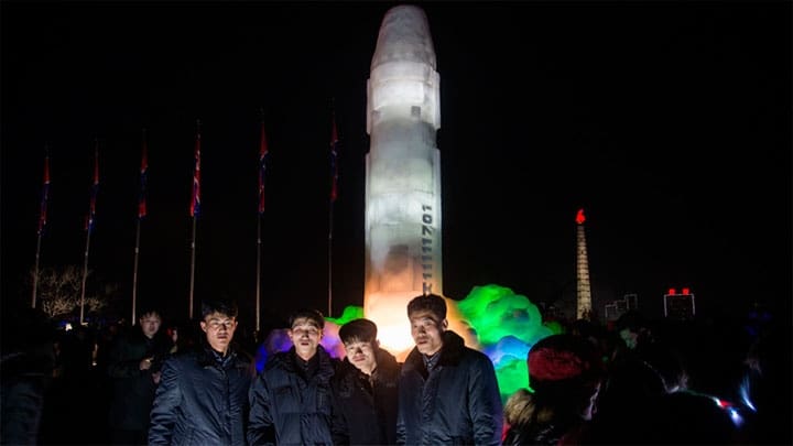 / Una escultura de hielo que repite las formas del misil Hwasong-15 Kim Won-Jin / AFP