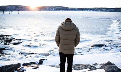 / Un hombre junto a las aguas congeladas del río Hudson, en Nueva York, el 5 de enero de 2018 Amir Levy/Getty Images / AFP