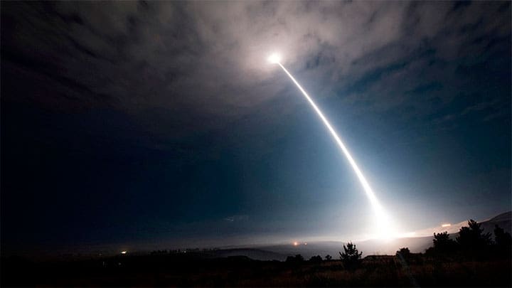 / Un misil balístico intercontinental Minuteman III es lanzado desde la base aérea de Vandenberg (Estados Unidos), el 2 de agosto de 2017 US AIR FORCE / Reuters