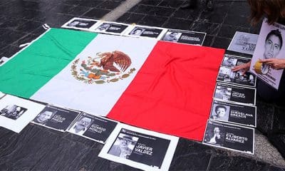 / Mujer coloca fotos de periodistas mexicanos asesinados durante una protesta junto al Ministerio de Relaciones Exteriores de Argentina en Buenos Aires, Argentina, 24 de mayo de 2017. Marcos Brindicci / Reuters