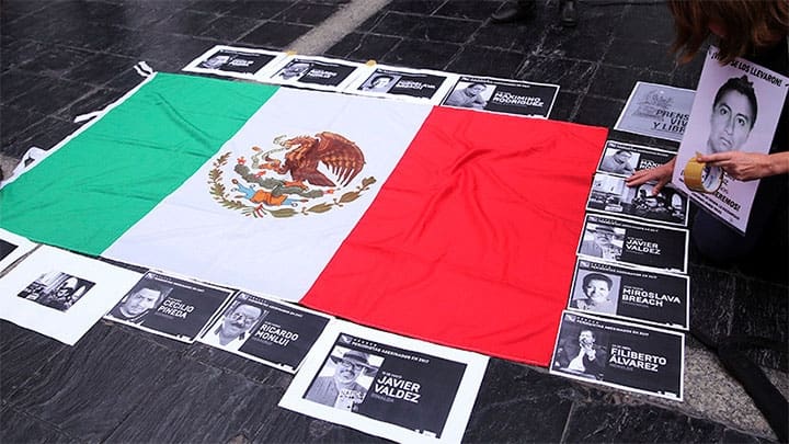 / Mujer coloca fotos de periodistas mexicanos asesinados durante una protesta junto al Ministerio de Relaciones Exteriores de Argentina en Buenos Aires, Argentina, 24 de mayo de 2017. Marcos Brindicci / Reuters