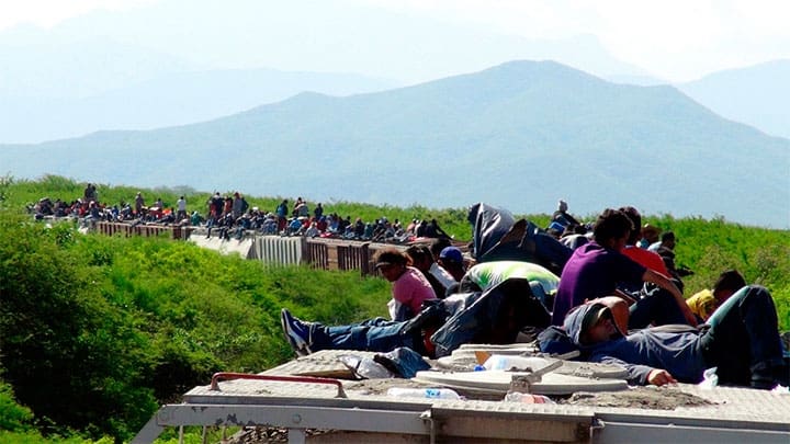 / Migrantes viajan en un tren de carga conocido como 'La Bestia' desde México y con destino a EE.UU., 18 de junio de 2014. Jose de Jesus Cortes / Reuters