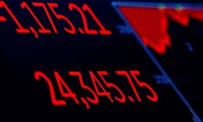 / Una pantalla muestra el Promedio Industrial Dow Jones después de la campana de cierre en el piso de la Bolsa de Valores de Nueva York (NYSE) en Nueva York, Estados Unidos, el 5 de febrero de 2018. Brendan McDermid / Reuters