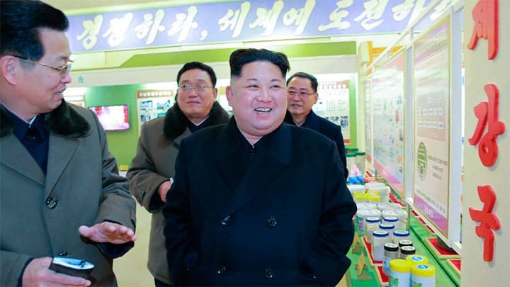 / El líder norcoreano Kim Jong-Un (C) visitando la Academia de Ciencias del Estado de la Academia Estatal de Ciencias, el 13 de enero de 2018. KCNA VIA KNS / AFP