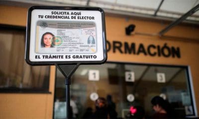 / Un letrero que indica dónde se puede registrar para votar en el Consulado de México en Los Ángeles, California, EE.UU., 16 de enero de 2018. Lucy Nicholson / Reuters