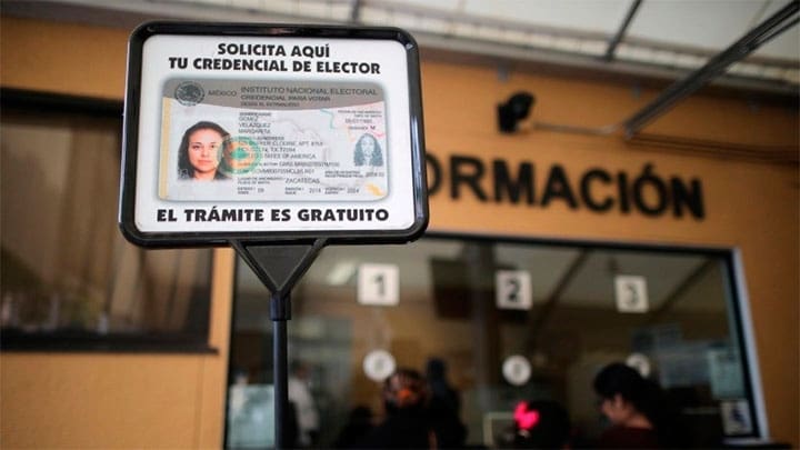 / Un letrero que indica dónde se puede registrar para votar en el Consulado de México en Los Ángeles, California, EE.UU., 16 de enero de 2018. Lucy Nicholson / Reuters
